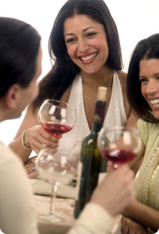 Frauen bei der Weinprobe